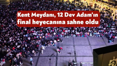 Kocaeli Büyükşehir Belediyesi’nin İzmit Kent Meydanı'nda kurduğu dev ekran önünde
