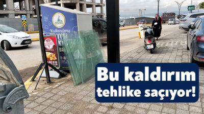 Kartepe Keser Caddesi üzerinde yer alan pano yayalara engel oluşturuyor.