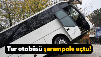 Kocaeli'nin Kartepe ilçesinde park halindeyken hareket eden tur otobüsü bariyeri
