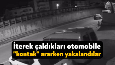Kocaeli'nin Körfez ilçesinde park halindeki otomobili çalan hırsızlar, çaldıkları