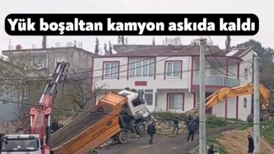 Kocaeli'nin Dilovası ilçesinde hafriyat dökümü sırasında geri kayarak askıda kalan
