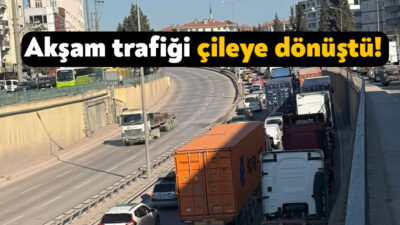 Derince’deki trafik çilesi bir vatandaşın telefon kamerasına yansıdı. Ağır tonajlı