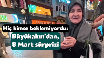 Kocaeli Büyükşehir Belediyesi tarafından İzmit Cumhuriyet Bulvarı’nda kadınlara çiçek sürprizi