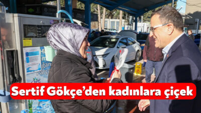 Derince Belediye Başkanı Av. Sertif Gökçe, çiçek takdiminde bulunduğu kadınların