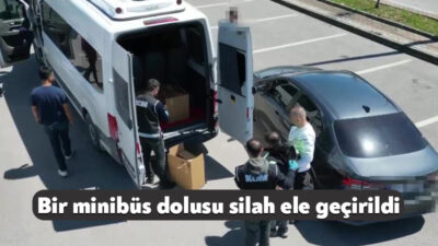 Kocaeli TEM Otoyolu'nda durdurulan minibüste yapılan aramada 60 tabanca ile