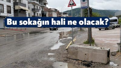 Gölcük’te İhsaniye hastane yolunda cadde üzerine bırakılan beton bloklar vatandaşların