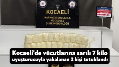 Kocaeli'nin İzmit ilçesinde durdurulan yolcu otobüsündeki aramada, vücutlarına sarılı vaziyette