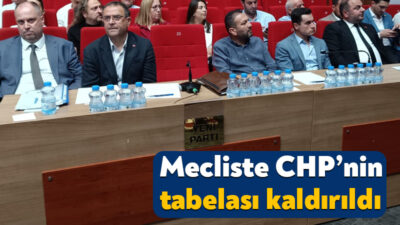 Kocaeli Büyükşehir Belediyesi’nin ağustos ayı meclis toplantısı öncesinde CHP’nin tabelası