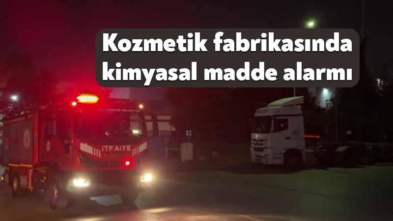 Kocaeli’nin Gebze ilçesinde kozmetik üretimi yapılan bir fabrikada asansör kabinindeki