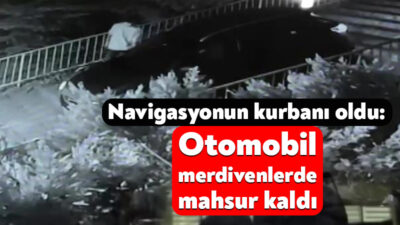 Kocaeli'nin İzmit ilçesinde navigasyonun yanlış yönlendirmesi sonucu merdivenlere giren otomobil,